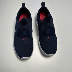 Navy blue Nike VG2s. Size 9.5 women 7.5 men’s.